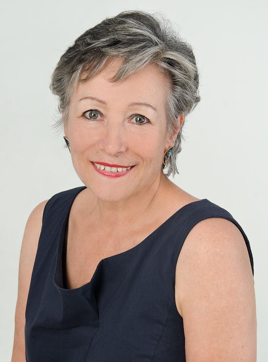 Dr. Christine Almasy
